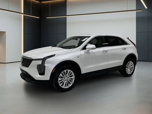 Used 2024 Cadillac XT4 Luxury w/ Cold Weather Package FWD image 1