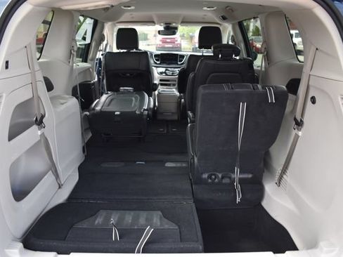 Used 2022 Chrysler Pacifica Touring-L FWD image 23