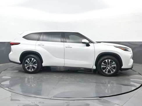 Used 2022 Toyota Highlander XLE FWD image 2