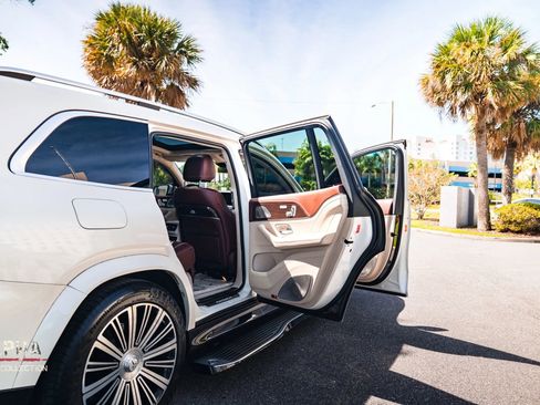 Used 2021 Mercedes-Benz Maybach GLS 600 4MATIC image 9