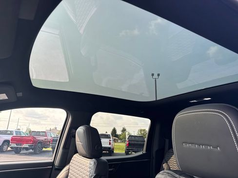 Used 2025 GMC Sierra EV Denali AWD/4WD image 12