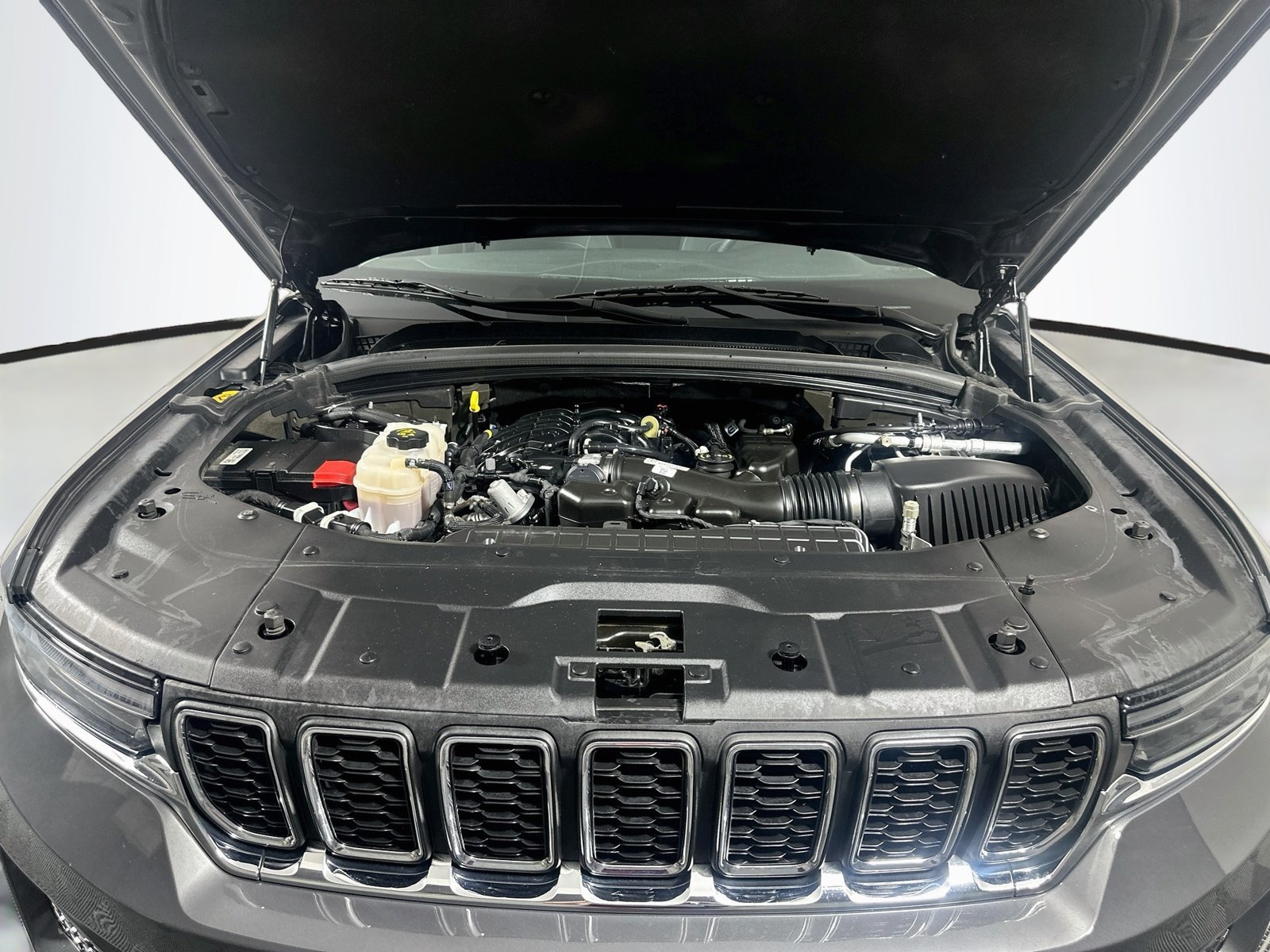 Used 2023 Jeep Grand Cherokee Laredo AWD/4WD image 29