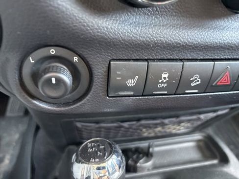 Used 2017 Jeep Wrangler Unlimited Sahara w/ Connectivity Group AWD/4WD image 13