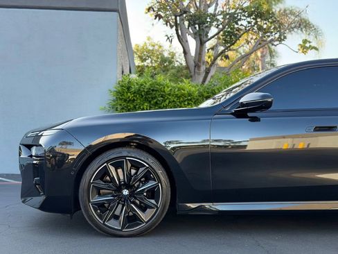 Used 2025 BMW 760i xDrive w/ Premium Package image 9