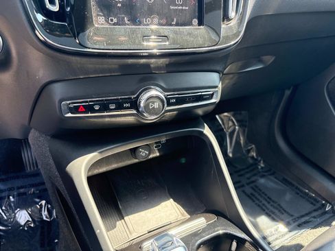 Used 2023 Volvo XC40 B5 Plus image 21