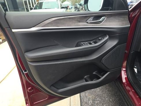 New 2026 Jeep Grand Cherokee Laredo image 10