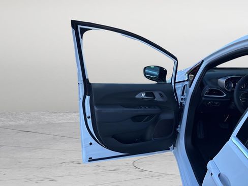 New 2026 Chrysler Pacifica Select image 10