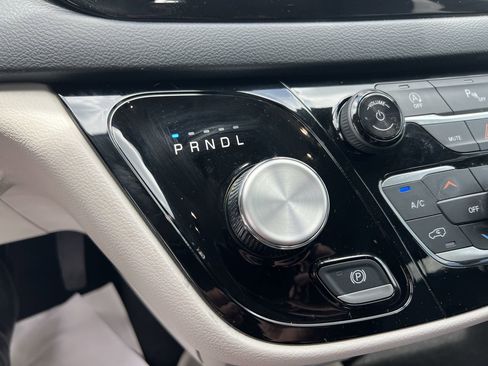 Used 2019 Chrysler Pacifica Touring-L Plus FWD image 26