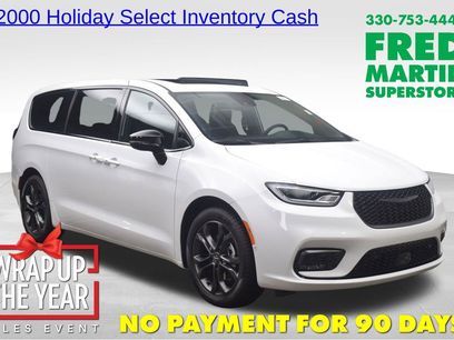 New 2026 Chrysler Pacifica Select