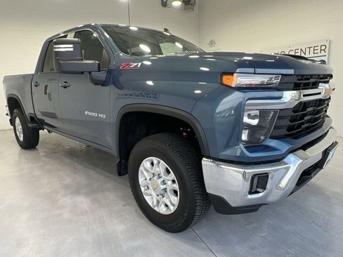 Used 2025 Chevrolet Silverado 2500 LT image 2
