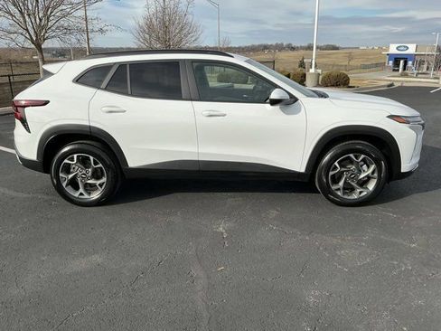 Used 2025 Chevrolet Trax LT w/ LT Convenience Package image 2