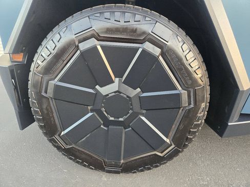 Used 2024 Tesla Cybertruck AWD Crew Cab image 18
