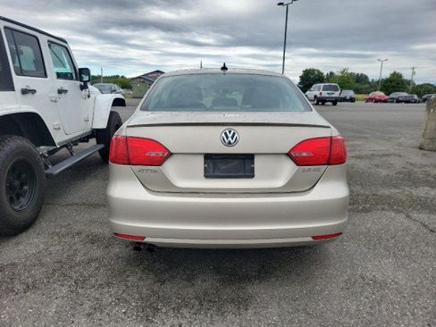 Used 2013 Volkswagen Jetta SE FWD image 4