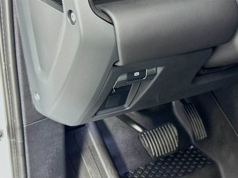 Used 2025 Land Rover Defender 110 S image 10