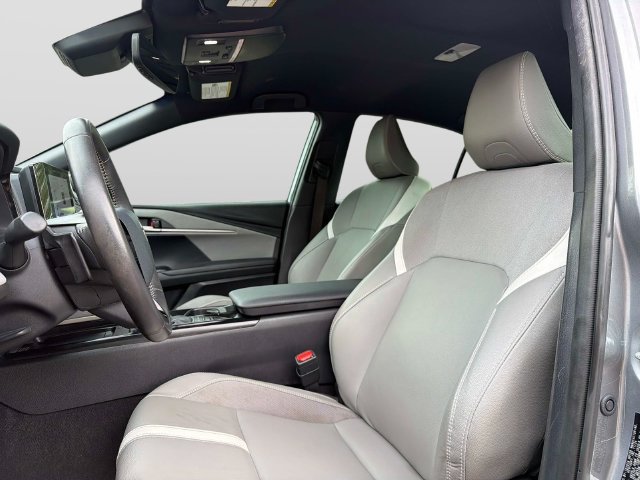 Used 2025 Toyota Camry SE w/ Convenience Package FWD image 18