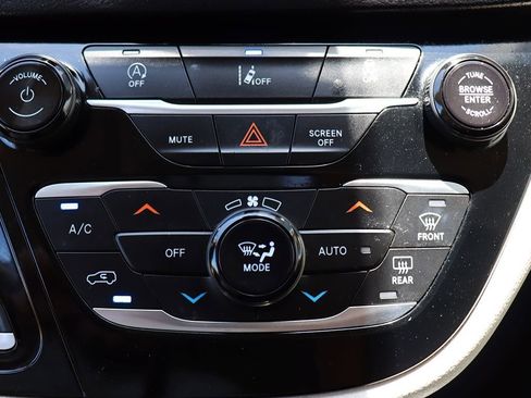 Used 2022 Chrysler Pacifica Touring-L FWD image 48