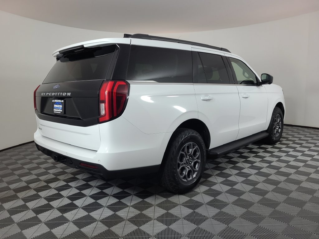 Used 2025 Ford Expedition Active AWD/4WD image 3