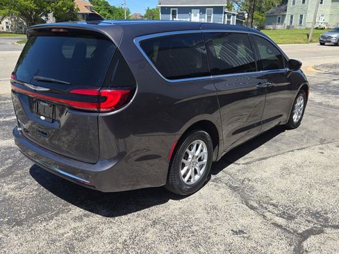 Used 2023 Chrysler Pacifica Touring-L FWD image 8