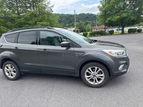 Used 2017 Ford Escape SE w/ Equipment Group 201A FWD image 3