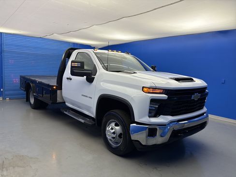 Used 2025 Chevrolet Silverado 3500 W/T w/ WT Convenience Package AWD/4WD image 2