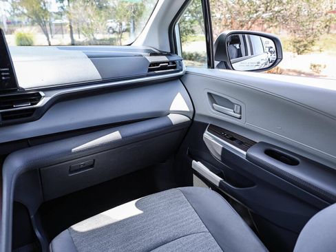 Certified 2023 Toyota Sienna LE AWD/4WD image 5