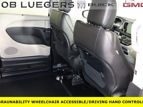 Used 2024 Chrysler Pacifica Touring-L FWD image 18
