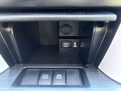 Used 2012 Toyota Camry LE FWD image 23
