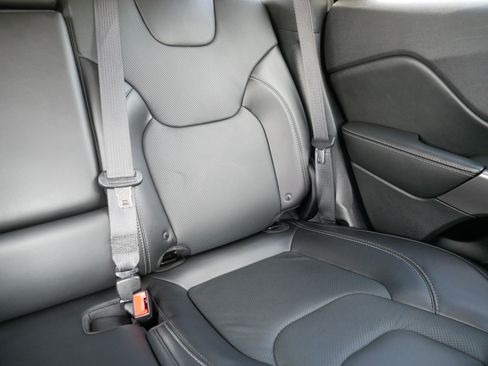 Used 2019 Jeep Cherokee Limited AWD/4WD image 14