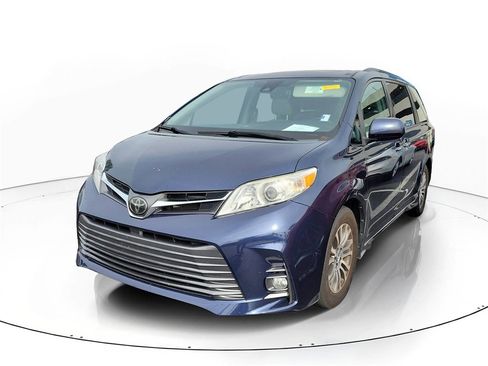 Used 2019 Toyota Sienna XLE image 3