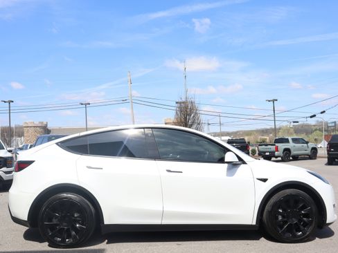 Used 2022 Tesla Model Y Long Range image 6