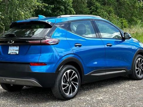 Used 2023 Chevrolet Bolt EUV Premier w/ Sun & Sound Package FWD image 9