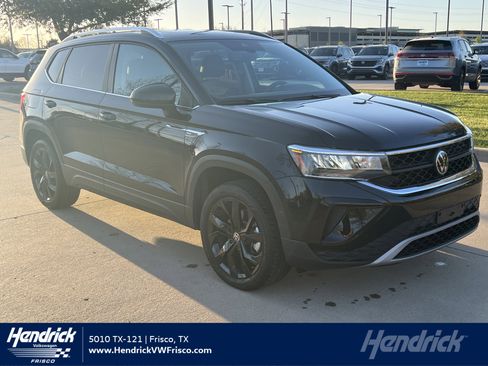 Used 2023 Volkswagen Taos SE w/ Panoramic Sunroof Package image 1