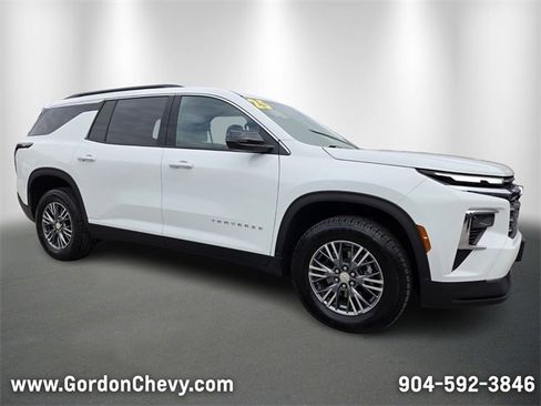 Used 2025 Chevrolet Traverse LT image 8