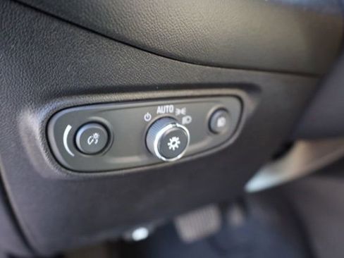 Used 2018 Chevrolet Equinox Premier image 16