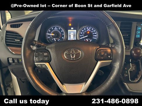 Used 2017 Toyota Sienna Limited image 19