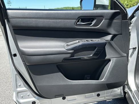 Certified 2025 Nissan Pathfinder SV FWD image 12