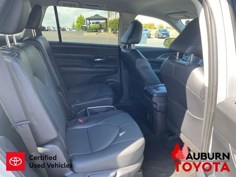 Used 2025 Toyota Grand Highlander AWD image 17