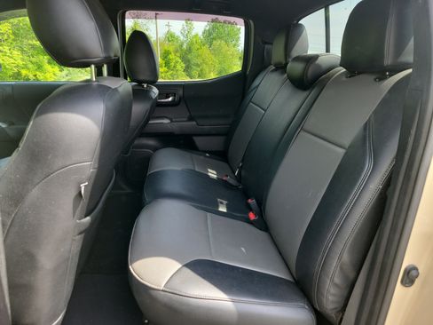 Used 2020 Toyota Tacoma TRD Off-Road w/ Technology Package AWD/4WD image 16