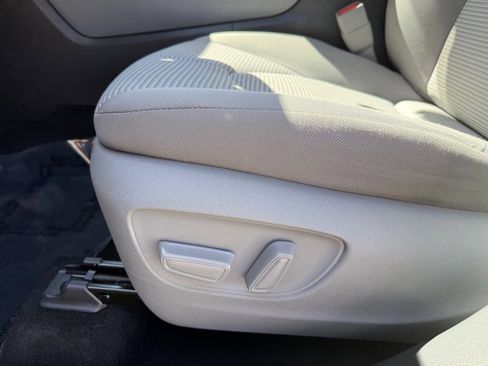 Used 2020 Toyota Highlander LE image 16