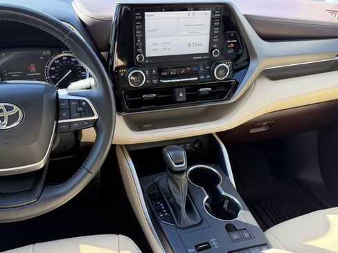 Used 2022 Toyota Highlander XLE image 17