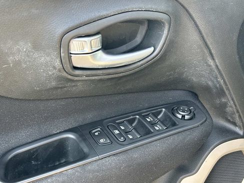Used 2015 Jeep Renegade Latitude AWD/4WD image 16