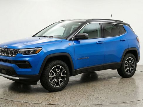 Used 2025 Jeep Compass Trailhawk AWD/4WD image 3