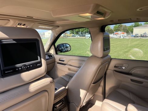 Used 2013 Cadillac Escalade ESV Premium AWD/4WD image 17