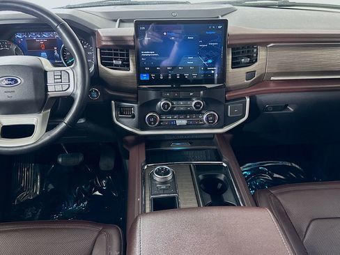 Used 2024 Ford Expedition Limited image 17