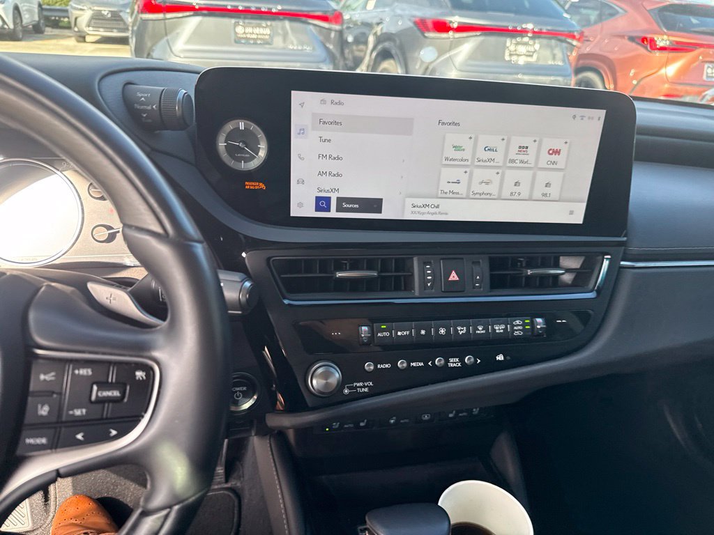 Used 2025 Lexus ES 300h Ultra Luxury w/ Accessory Package (Z1) FWD image 3