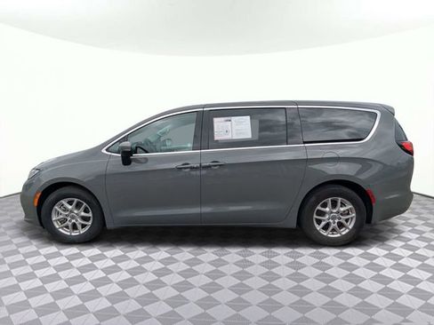 Used 2023 Chrysler Pacifica Touring-L image 7