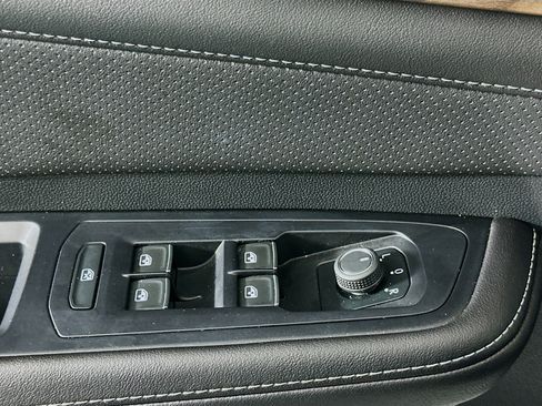 Used 2025 Volkswagen Atlas SE image 15