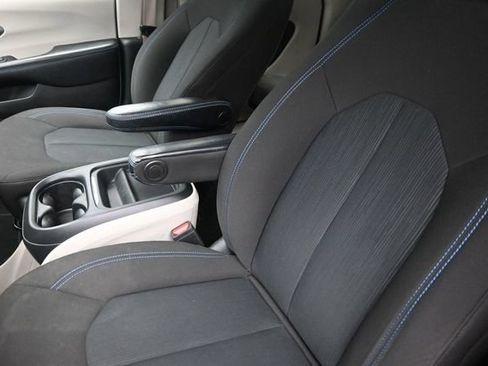 Used 2021 Chrysler Pacifica Touring w/ Cold Weather Group FWD image 17