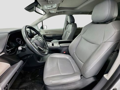 Used 2022 Toyota Sienna XLE AWD/4WD image 13