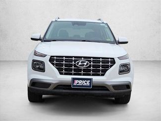 Used 2025 Hyundai Venue SEL video 2